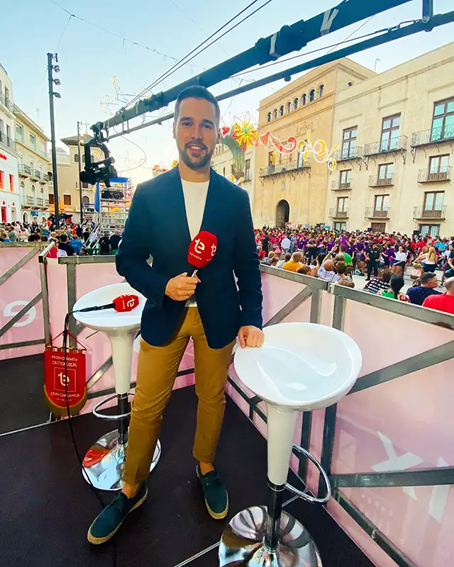 Salvador Campello con el equipo de redacción de TeleElx